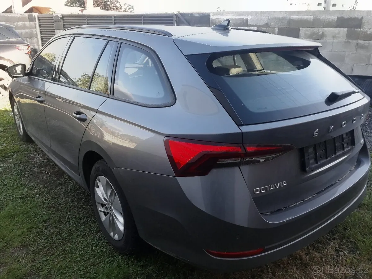 Skoda Octavia Combi 2023 photo 2