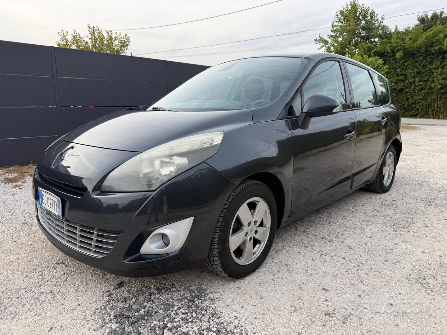 Renault Scenic 2011 photo 2