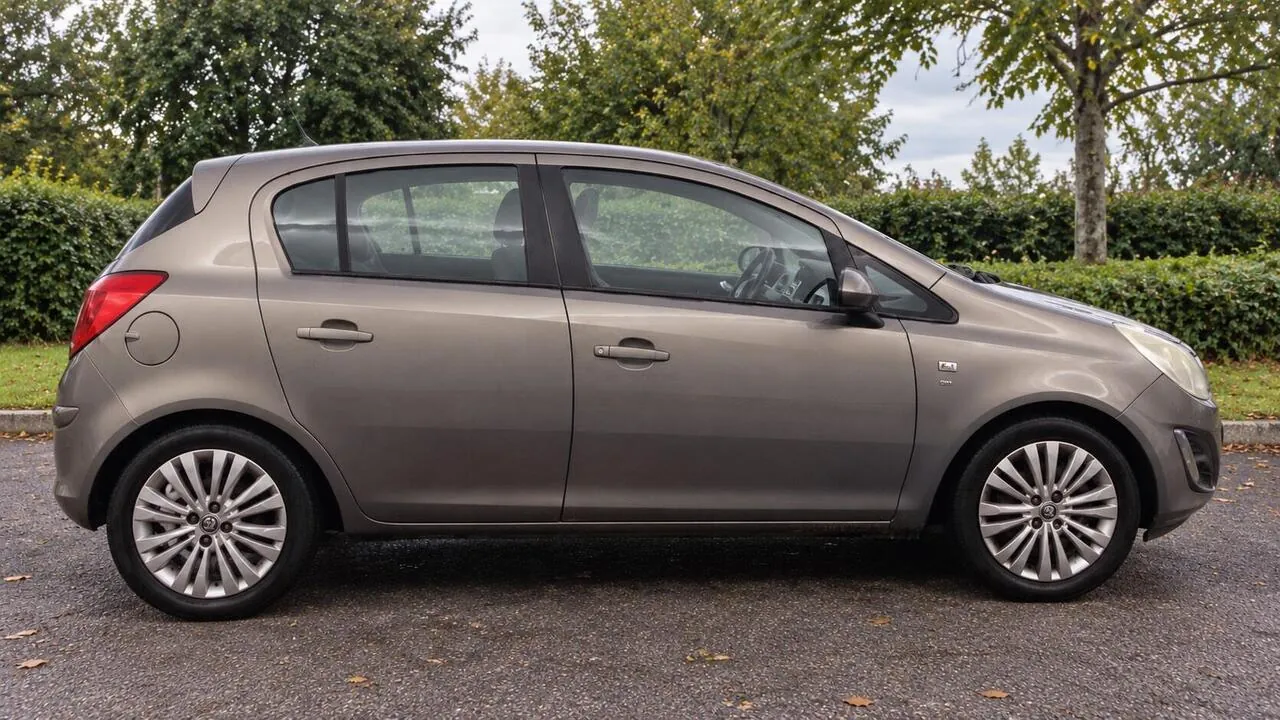 Vauxhall Corsa 2011 photo 2