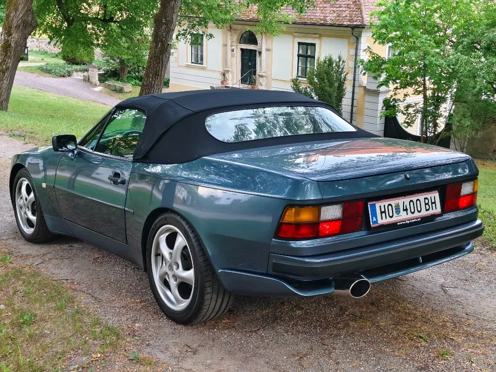 Porsche 944