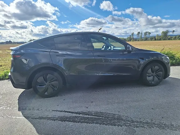 Tesla Model Y 2026 photo 4