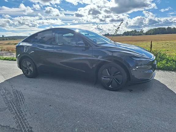 Tesla Model Y 2026 photo 2