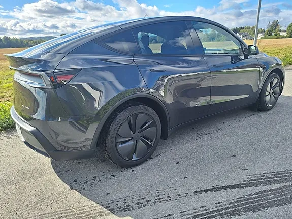 Tesla Model Y 2026 photo 5