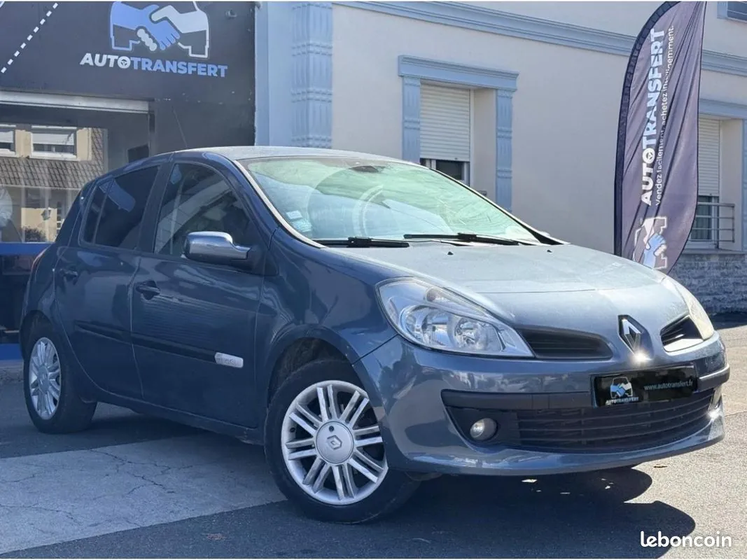 Renault Clio 2006 photo 2