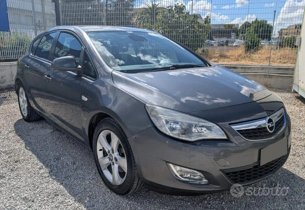 Opel Astra 2010 photo 2