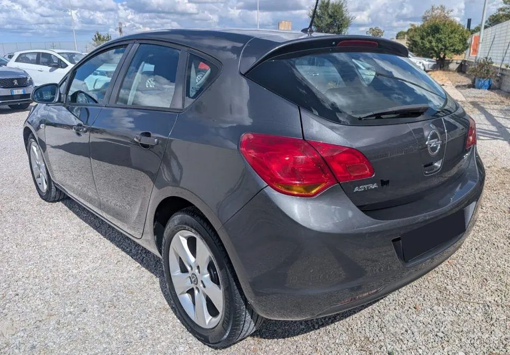 Opel Astra 2010 photo 3
