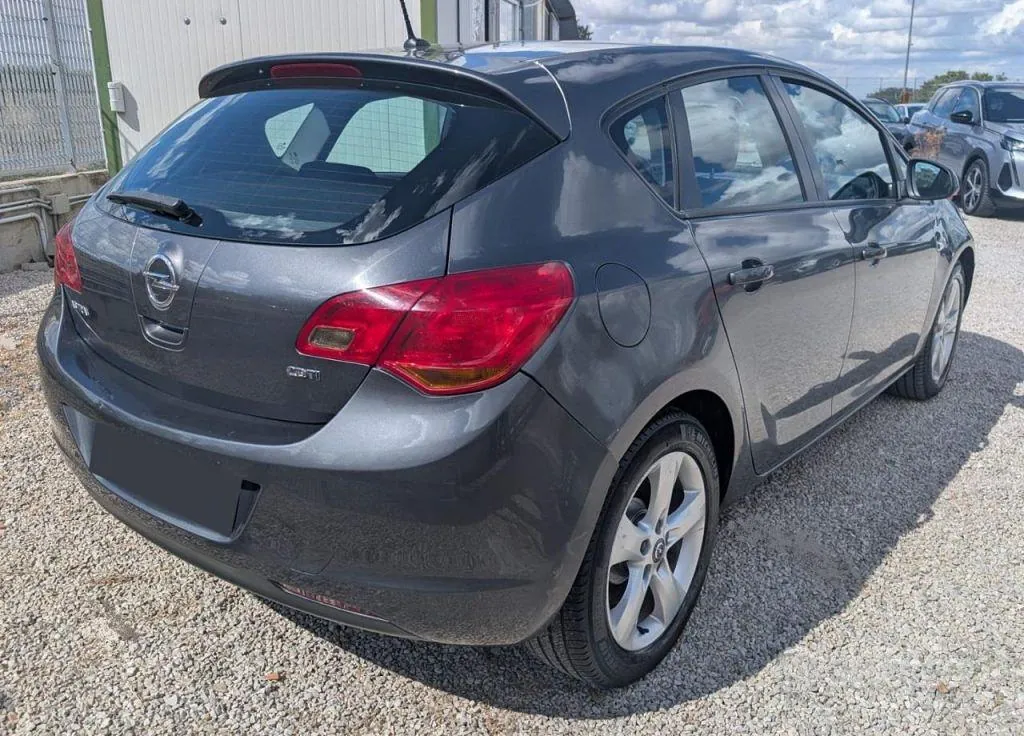 Opel Astra 2010 photo 4
