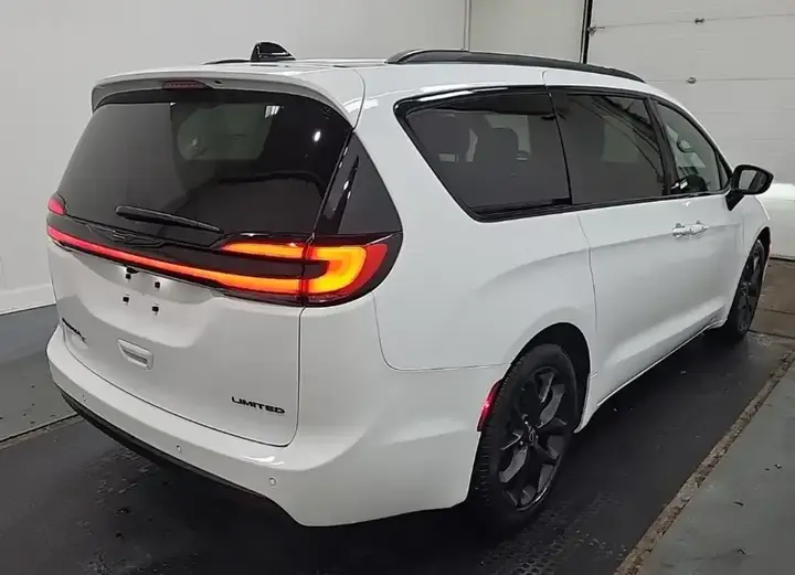 Chrysler Pacifica 2026 photo 3
