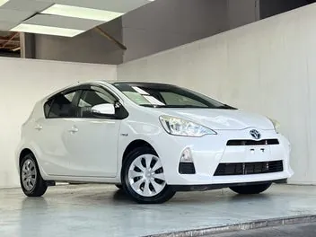 Toyota Aqua 2013 photo 2