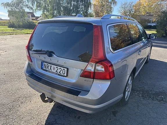 Volvo V70 2010 photo 2