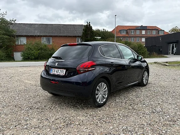 Peugeot 208 2018 photo 3