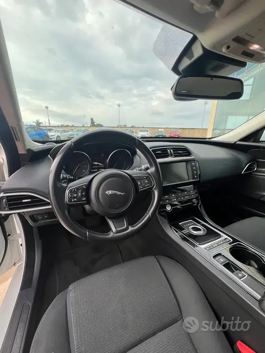 Jaguar Xe 2016 photo 5