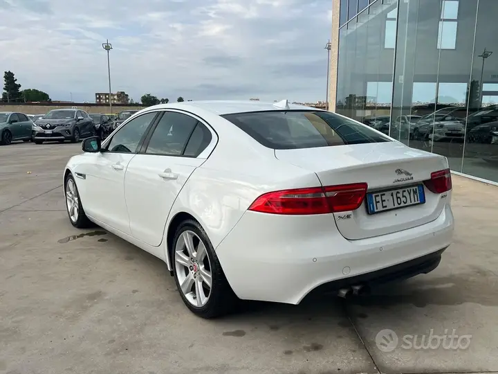 Jaguar Xe 2016 photo 3