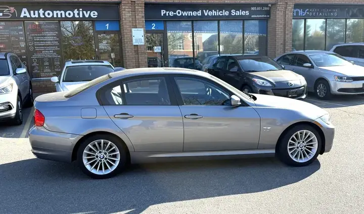 BMW 3 Series 2010 photo 2