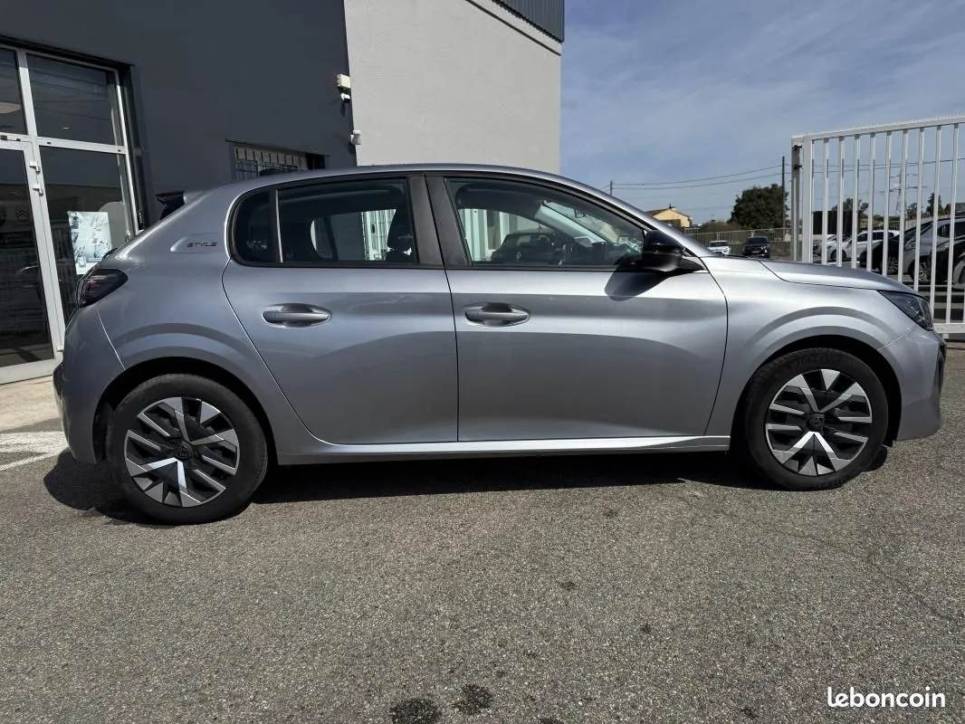 Peugeot 208 2025 photo 2