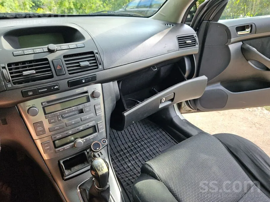 Toyota Avensis 2004 photo 5