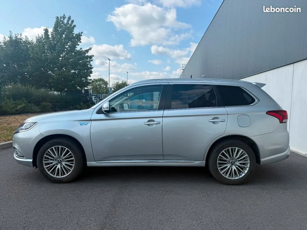 Mitsubishi Outlander 2020 photo 2