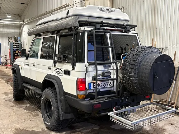 Toyota Land Cruiser 2011 photo 2