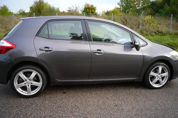 Toyota Auris 2010 photo 2