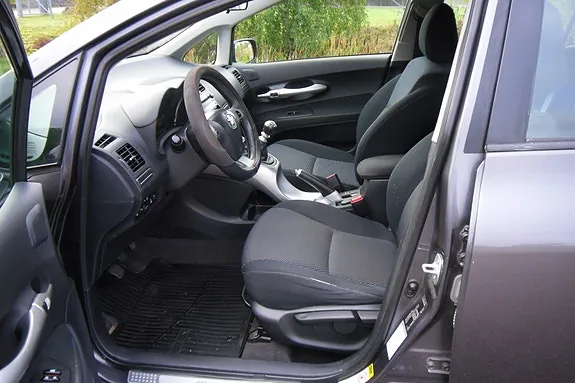Toyota Auris 2010 photo 3