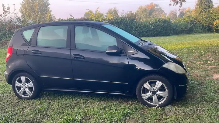 Mercedes-Benz A 2011 photo 2