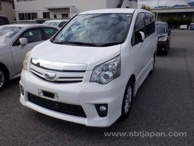 Toyota Noah 2011 photo 2