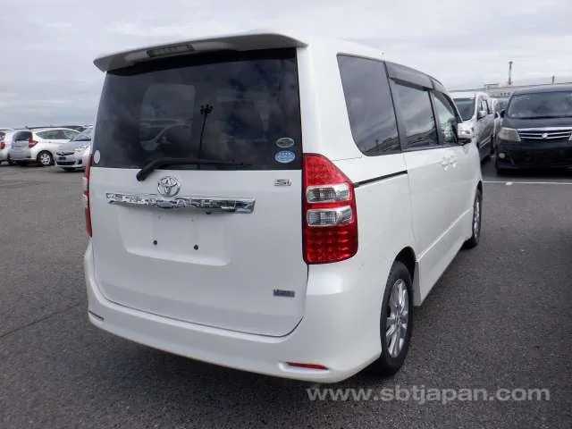 Toyota Noah 2011 photo 4