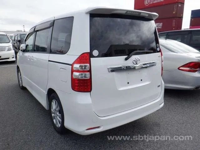 Toyota Noah 2011 photo 3