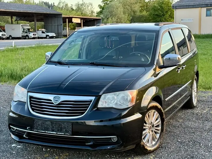 Lancia Voyager 2013 photo 2