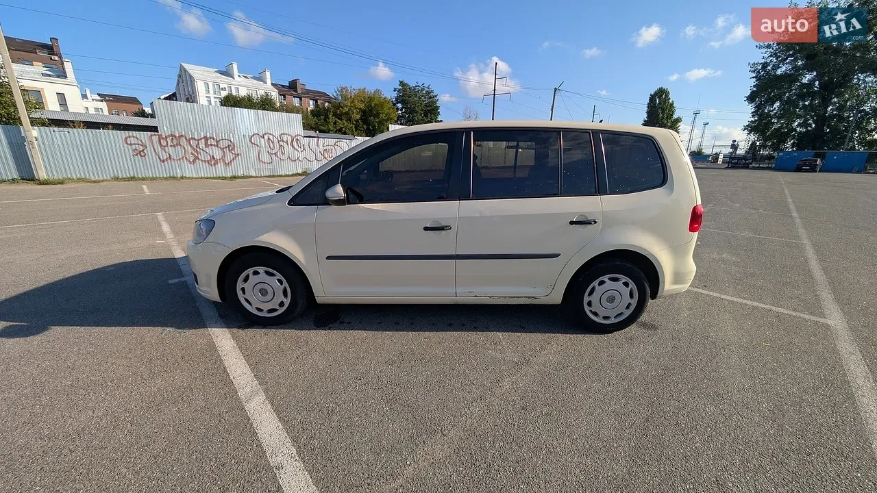 Volkswagen Touran 2012 photo 3