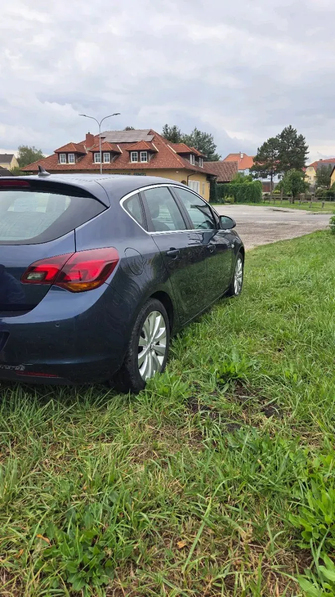 Opel Astra 2010 photo 3