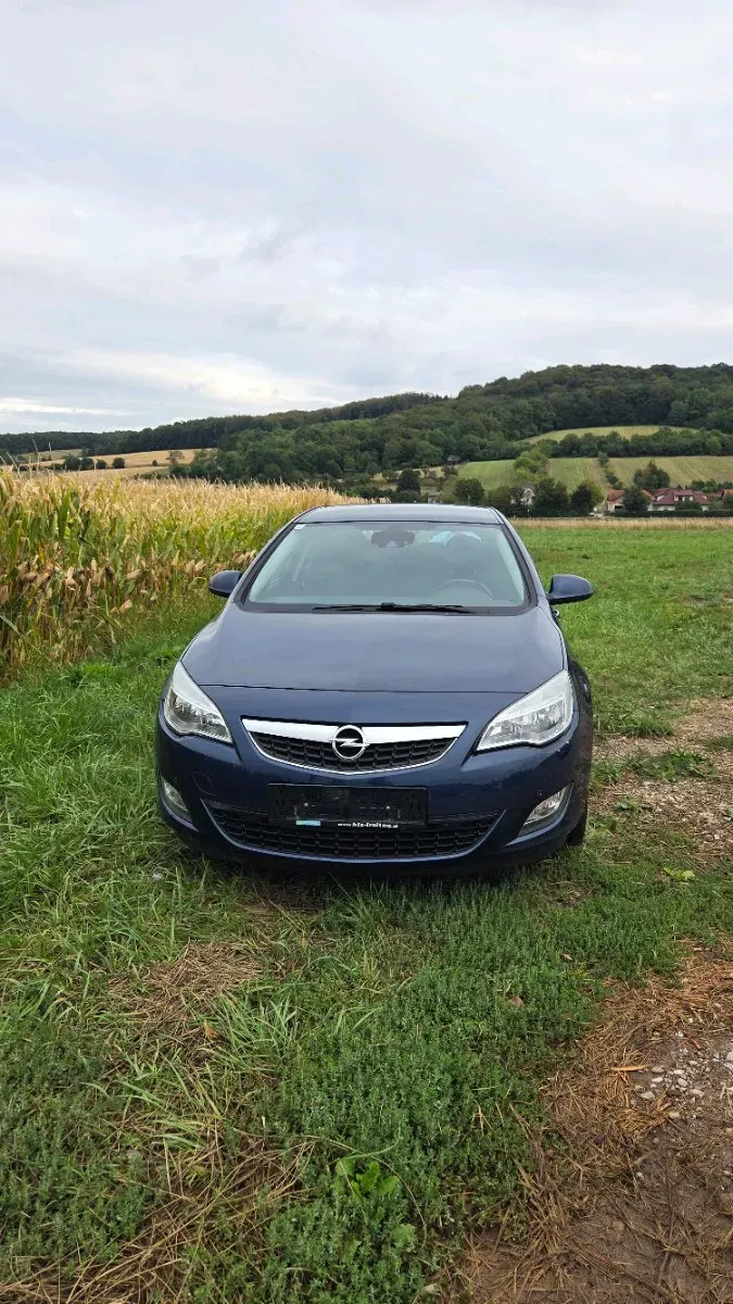 Opel Astra 2010 photo 2