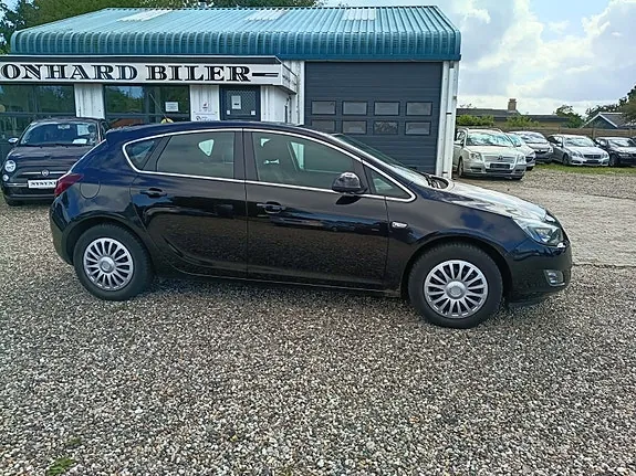 Opel Astra 2010 photo 2