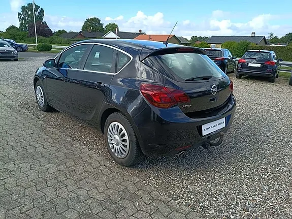 Opel Astra 2010 photo 4