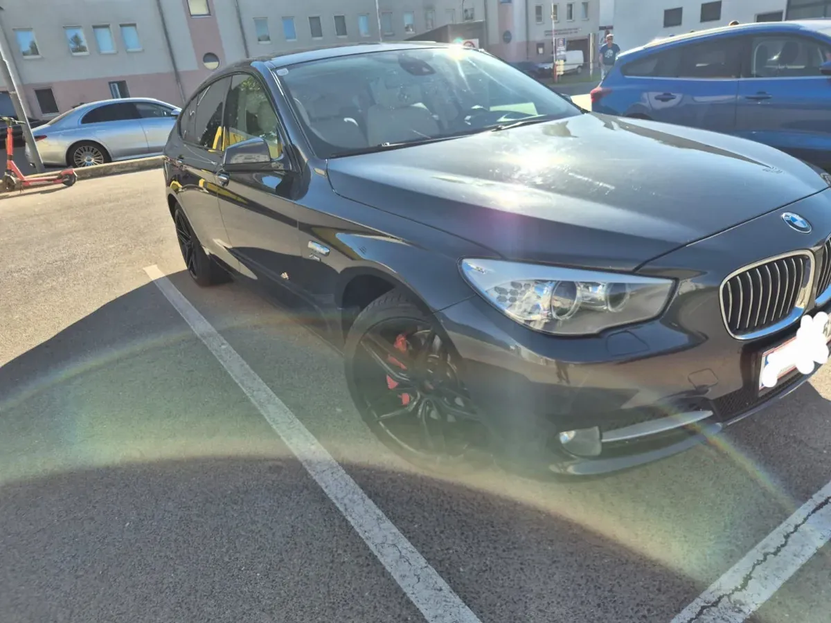 BMW 5 Series 2011 photo 2