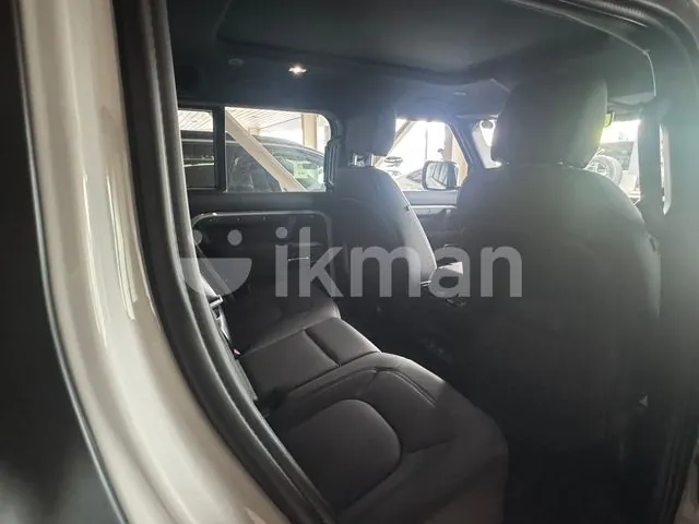 Land Rover Defender 2026 photo 2