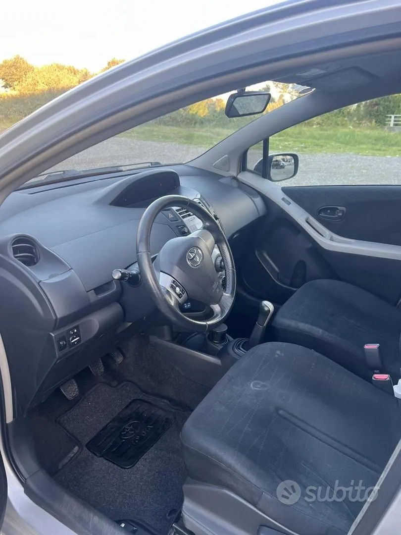 Toyota Yaris 2007 photo 2