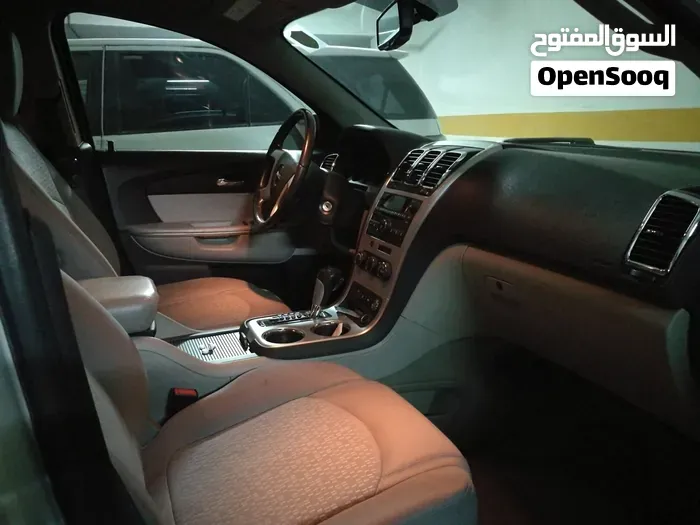 GMC Acadia 2011 photo 2