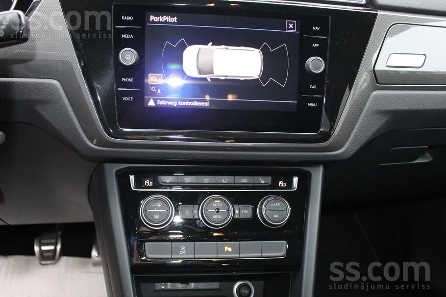 Volkswagen Touran 2018 photo 2