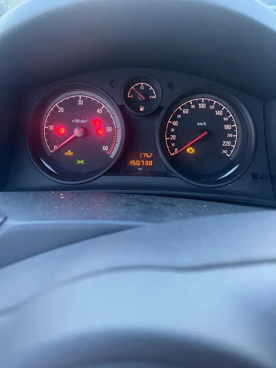 Opel Astra 2010 photo 2