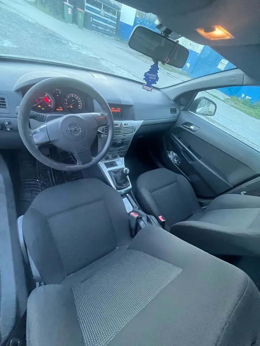 Opel Astra 2010 photo 3