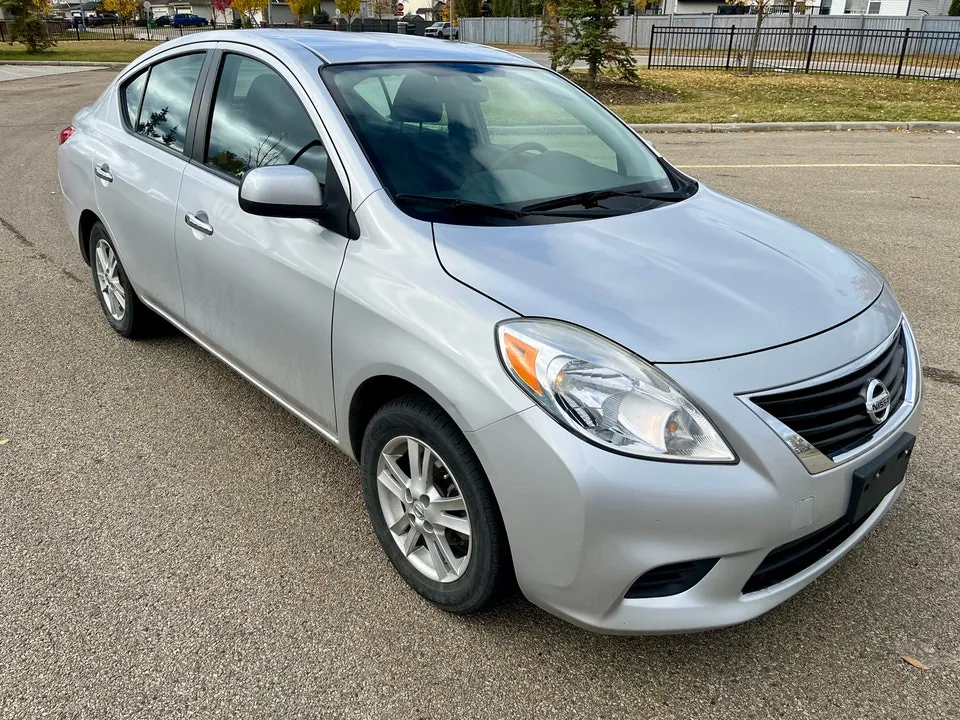 Nissan Versa 2012 photo 2