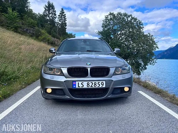 BMW 3 Series 2010 photo 2