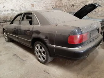 Audi S8 2000 photo 2