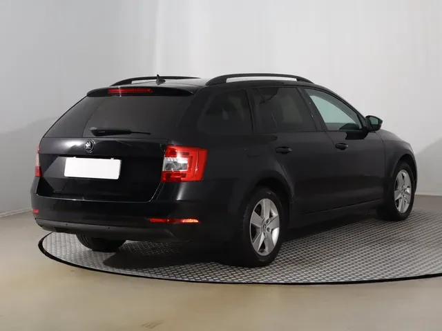 Skoda Octavia Combi 2020 photo 4