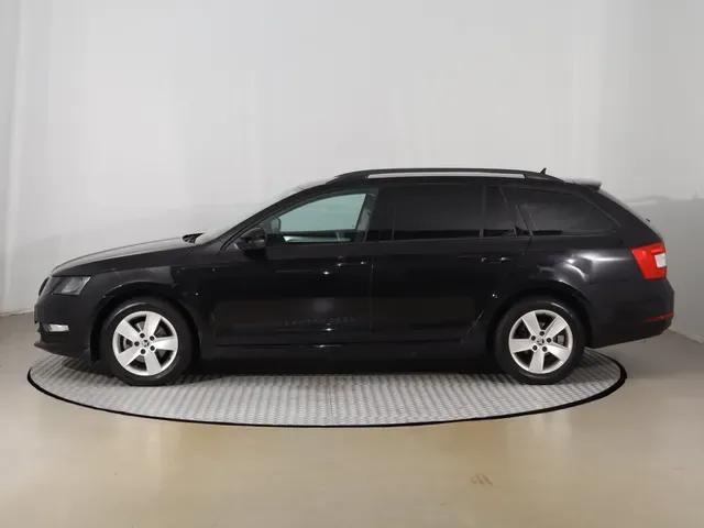 Skoda Octavia Combi 2020 photo 2