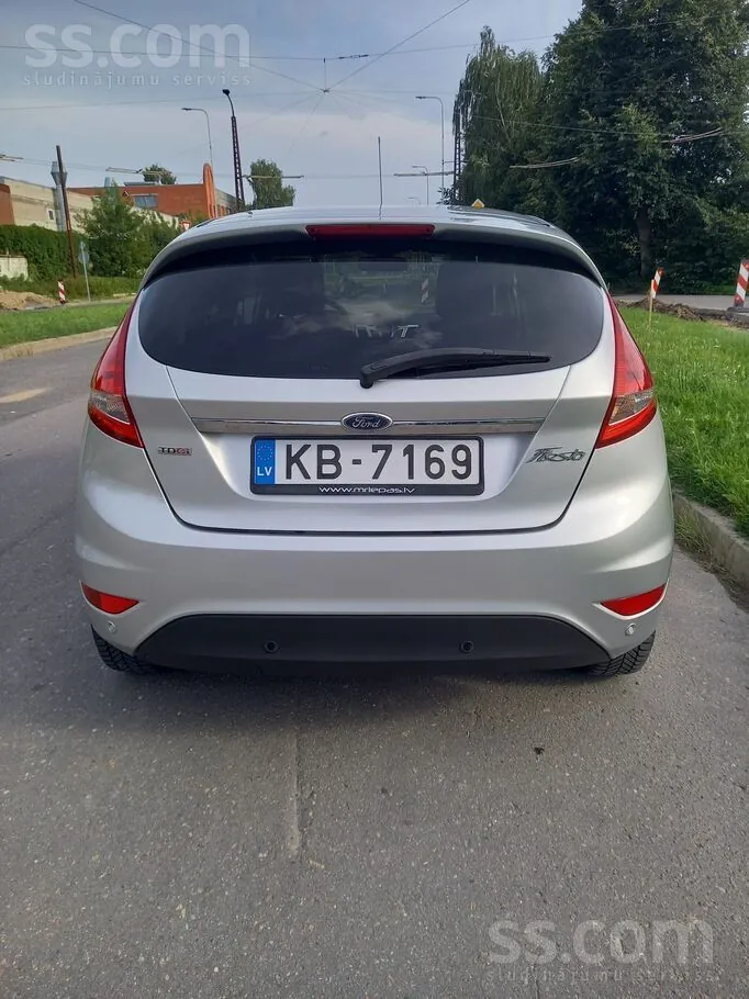 Ford Fiesta 2011 photo 2