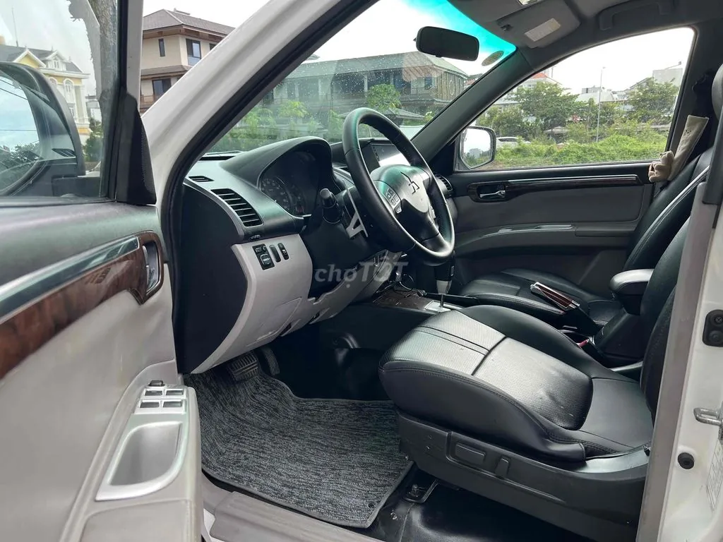 Mitsubishi Pajero Sport 2012 photo 4