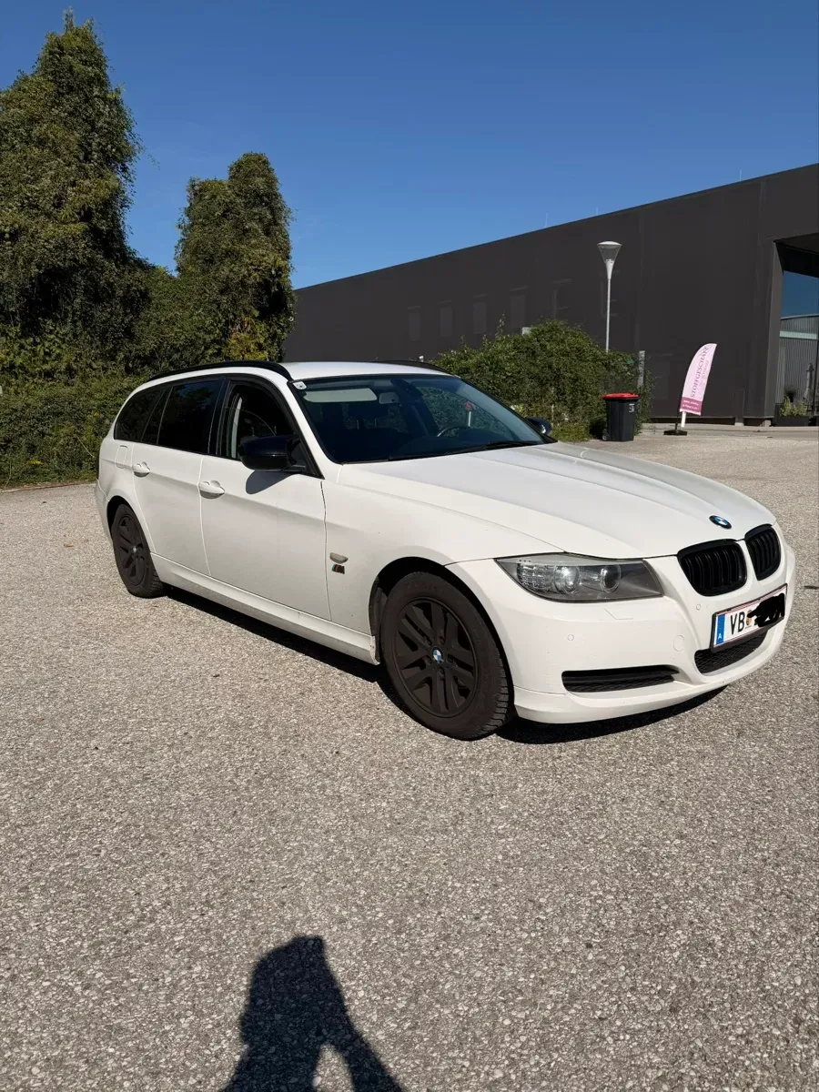 BMW 3 Series 2011 photo 3