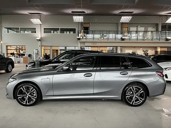 BMW 330E 2026 photo 3
